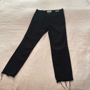 Frame Le Skinny de Jeanne jeans. Black. Size 26. Frayed hem.